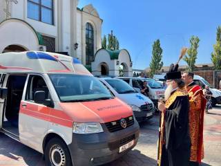 Запорожским медикам при поддержке УПЦ передали машины скорой помощи