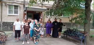 В Харькове священники УПЦ передали помощь медикам и продуктовые наборы нуждающимся