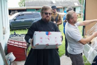 Монахи Киево-Печерской лавры передали гуманитарную помощь на Черниговщину