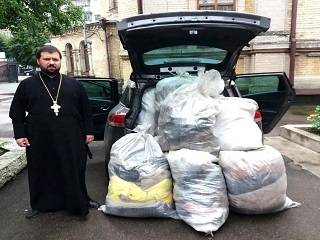 В Житомирской области священники УПЦ передали гуманитарную помощь ВСУ и беженцам