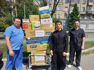 В Харькове священники УПЦ передали лекарства и оборудование медикам и ВСУ