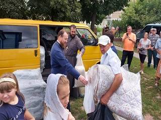 В епархиях УПЦ помогает переселенцам, украинским военным и нуждающимся