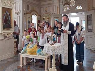 В епархиях УПЦ помогают украинским воинам, нуждающимся и переселенцам