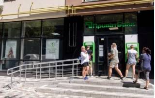 В украинских банках начались проблемы с выдачей наличных долларов