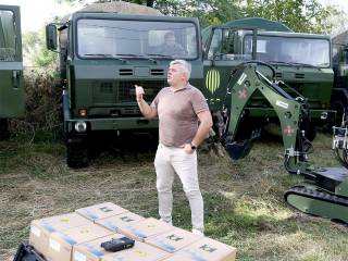 Григорий Козловский, президент ФК "Рух"(Львов), передал армии 6 грузовиков