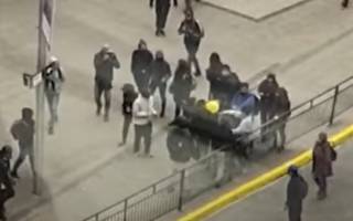 Опубликовано видео, как в Чили избили брата президента страны