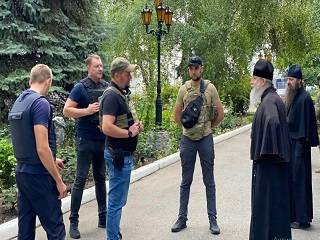 Со Святогорской лавры УПЦ эвакуировали 17 мирных жителей