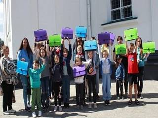 На Киевщине православный благотворительный фонд передал 100 рюкзаков для детей-переселенцев