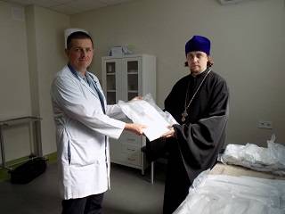 В Запорожье при поддержке УПЦ медикам передали оборудование