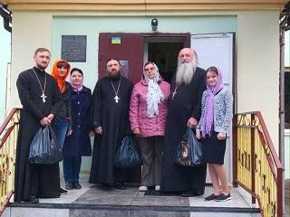 На Полтавщине священники УПЦ передали помощь переселенцам и военным
