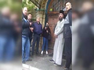 На Киевщине священник ПЦУ с теробороной пытаются захватить храм УПЦ