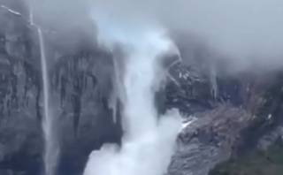 Появилось эпичное видео обрушения гигантского ледника в Чили