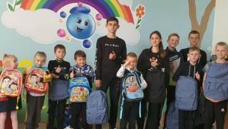 В Черновцах УПЦ передала 500 рюкзаков с канцелярией для детей защитников Украины и переселенцев