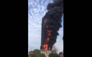 В Китае за считанные минуты сгорел 300-метровый небоскреб