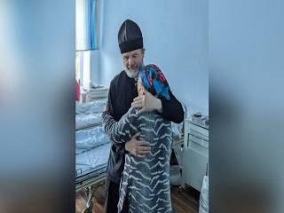 На Виннитчине священники УПЦ передали гуманитарную помощь беженцам в больнице