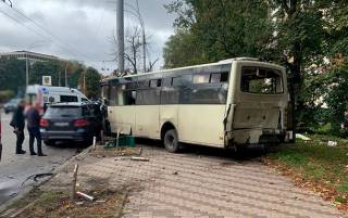 В Киеве маршрутка попала в ДТП. Травмированы 23 человека