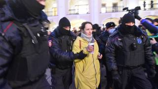 Разгоняя митинги в России, силовики не церемонились ни с женщинами, ни с мужчинами