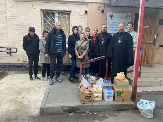 Полтавские волонтеры УПЦ передали продукты и лекарства бездомным и беженцам