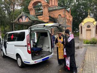 Винницкая епархия УПЦ передала медикам автомобиль скорой помощи