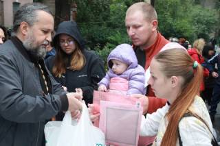 В Киеве православные волонтеры УПЦ передали 200 продуктовых наборов семьям переселенцев