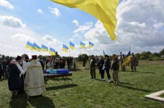 Священники шести епархий УПЦ провели в последний путь украинских воинов