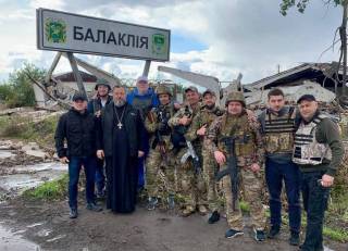 Священник УПЦ передал гуманитарную помощь нуждающимся на Харьковщину