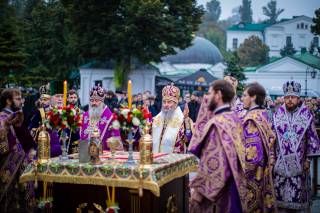 В Киево-Печерской лавре верующие УПЦ празднуют Воздвижение Креста
