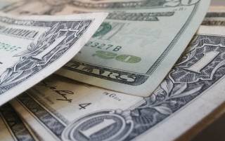 Доллар продолжает укрепляться на мировой арене