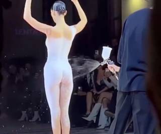 Французы представили жидкое платье, которое распылили на голую женщину