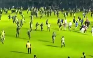 Появилось видео смертельной давки после футбольного матча в Индонезии