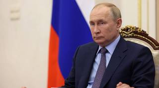 Путин, подписав бумаги, «присоединил» к России четыре области Украины