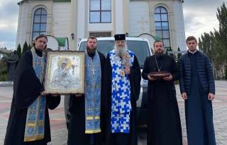 В Запорожье духовенство УПЦ совершило крестный ход с чудотворной иконой Богородицы с молитвой о мире