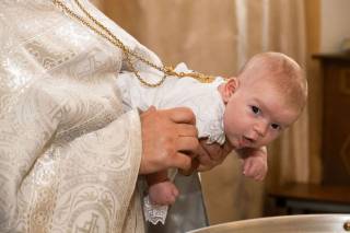 В УПЦ рассказали, что символизирует белая одежда во время совершения таинства Крещения
