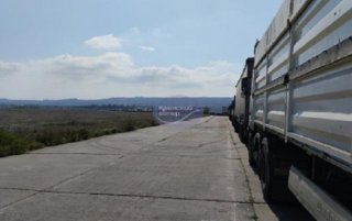Более 800 грузовиков застряли в очереди на Керченскую переправу