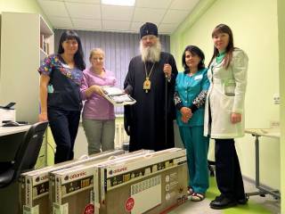 В Запорожье митрополит УПЦ передал детской больнице оборудование