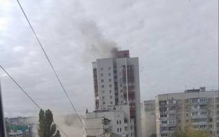 В Белгороде обломки ракеты упали на многоэтажку, разрушив верхний этаж