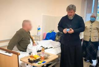 В столичных больницах священники УПЦ поздравили раненых воинов с Днем защитников и защитниц Украины