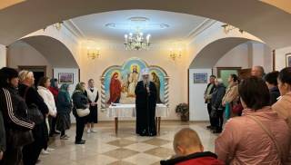 Запорожский митрополит УПЦ вручил 100 денежных сертификатов пострадавшим от обстрелов