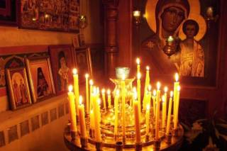 В УПЦ рассказали о духовном смысле зажигания свечей перед иконами