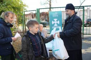 В столице православные волонтеры передали 200 продуктовых наборов переселенцам