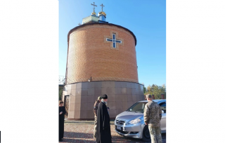 В Коростене верующие УПЦ передали автомобиль украинским воинам