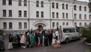 Одесская епархия УПЦ доставила в Святогорскую лавру гуманитарную и финансовую помощь для обители и нуждающихся