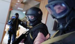 Київські правоохоронці влаштували “маски-шоу” в офісі запорізького адвоката Гришина