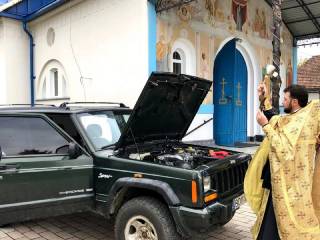 На Закарпатье верующие УПЦ собрали средства на автомобиль и гумпомощь для ВСУ