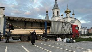 Епархии УПЦ передают гуманитарную помощь Святогорской лавре