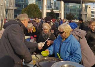 На столичном вокзале УПЦ накормила 200 нуждающихся и бездомных