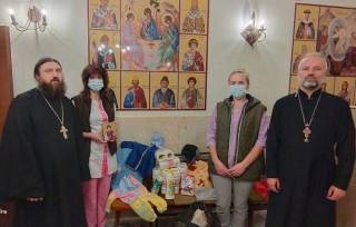 В Полтаве священники УПЦ передали гуманитарную помощь в детскую больницу