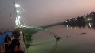 В Индии накануне Хеллоуина рухнул мост, на котором находилось 500 человек. Много жертв