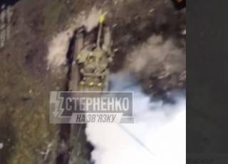 Обнародовано видео, на котором танк по наводке коптера давит раненого российского солдата