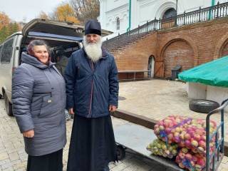Нежинская епархия УПЦ отправила гумпомощь в Святогорскую лавру и воинам на Харьковщину